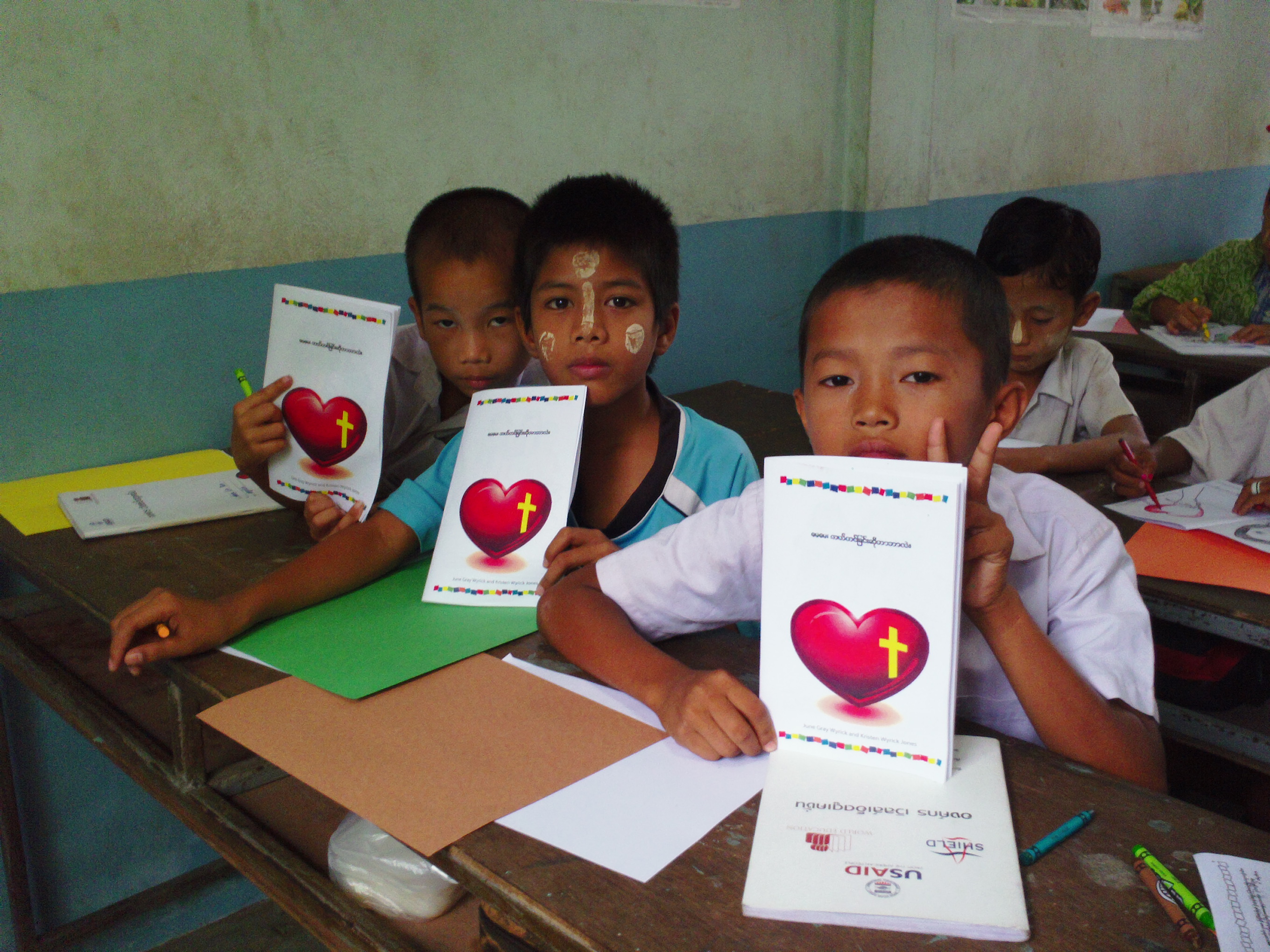 Children reading the Burmese edition