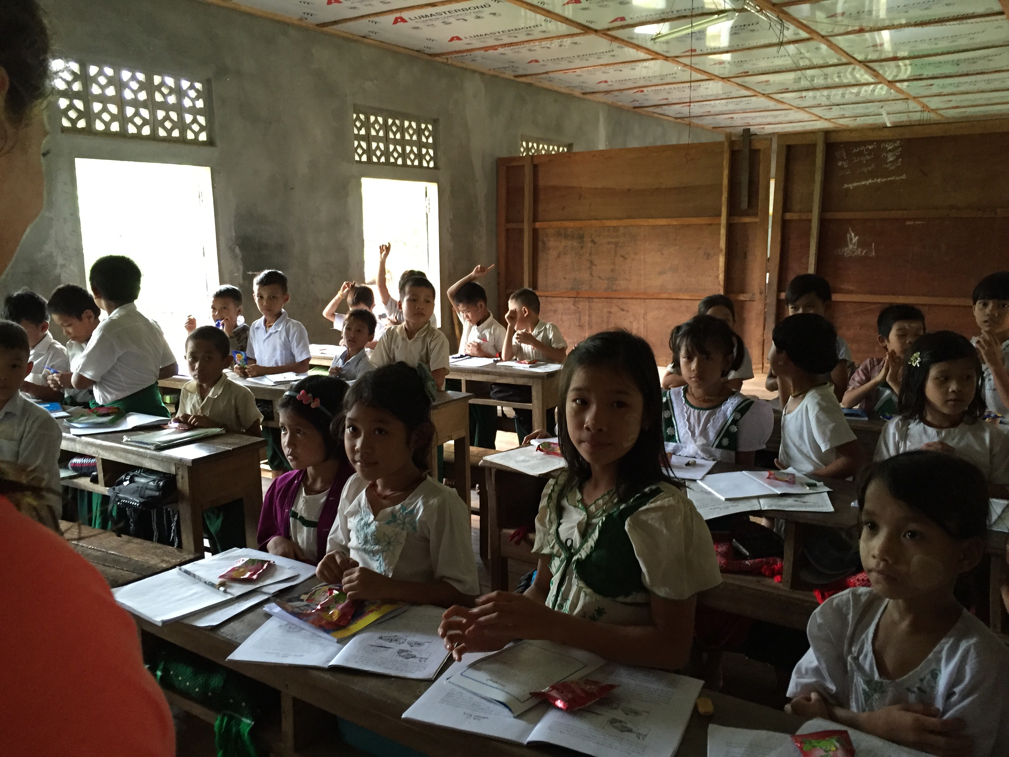 Children reading the Karen edition
