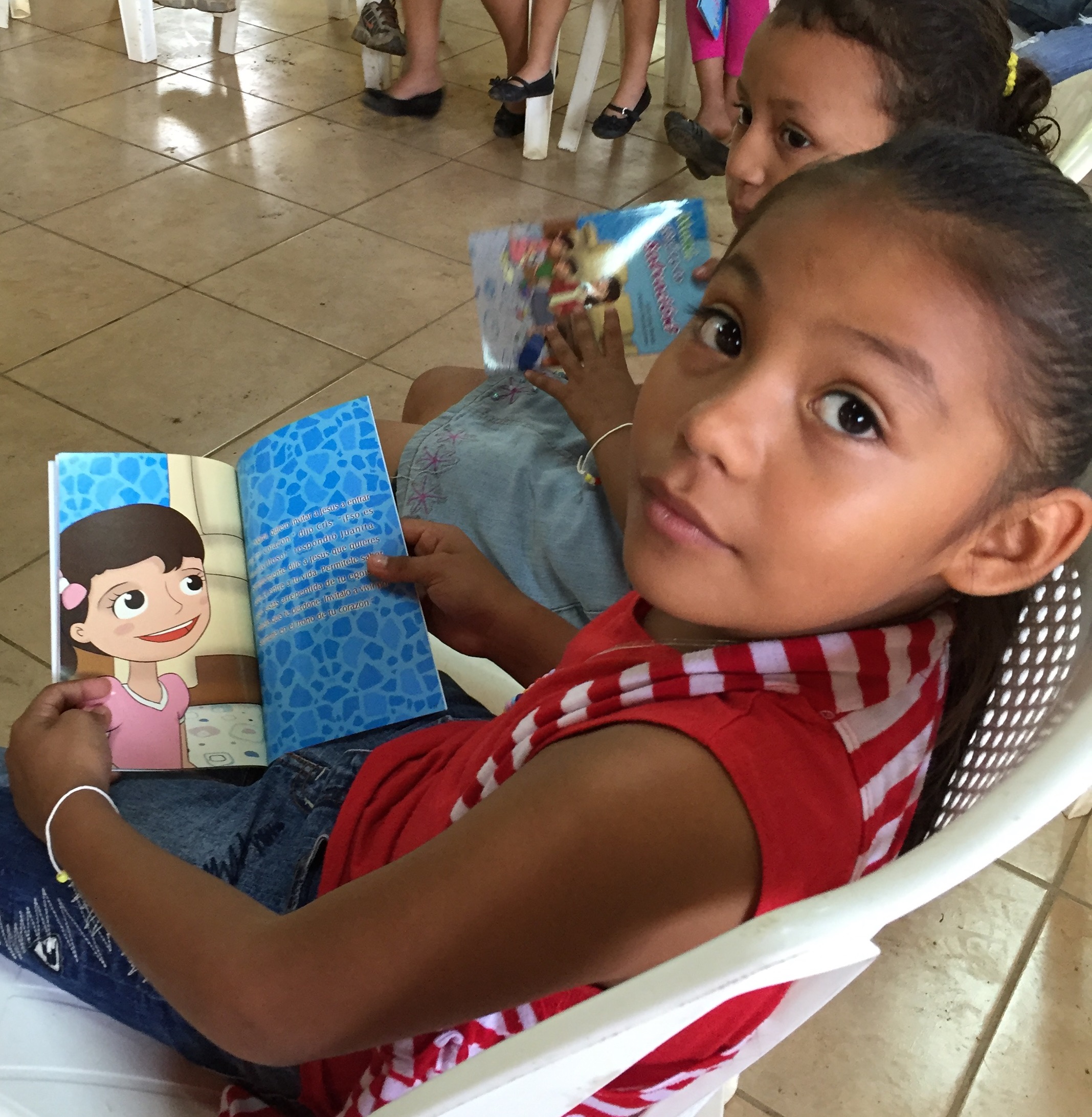 Children reading the Spanish edition in Nicaragua