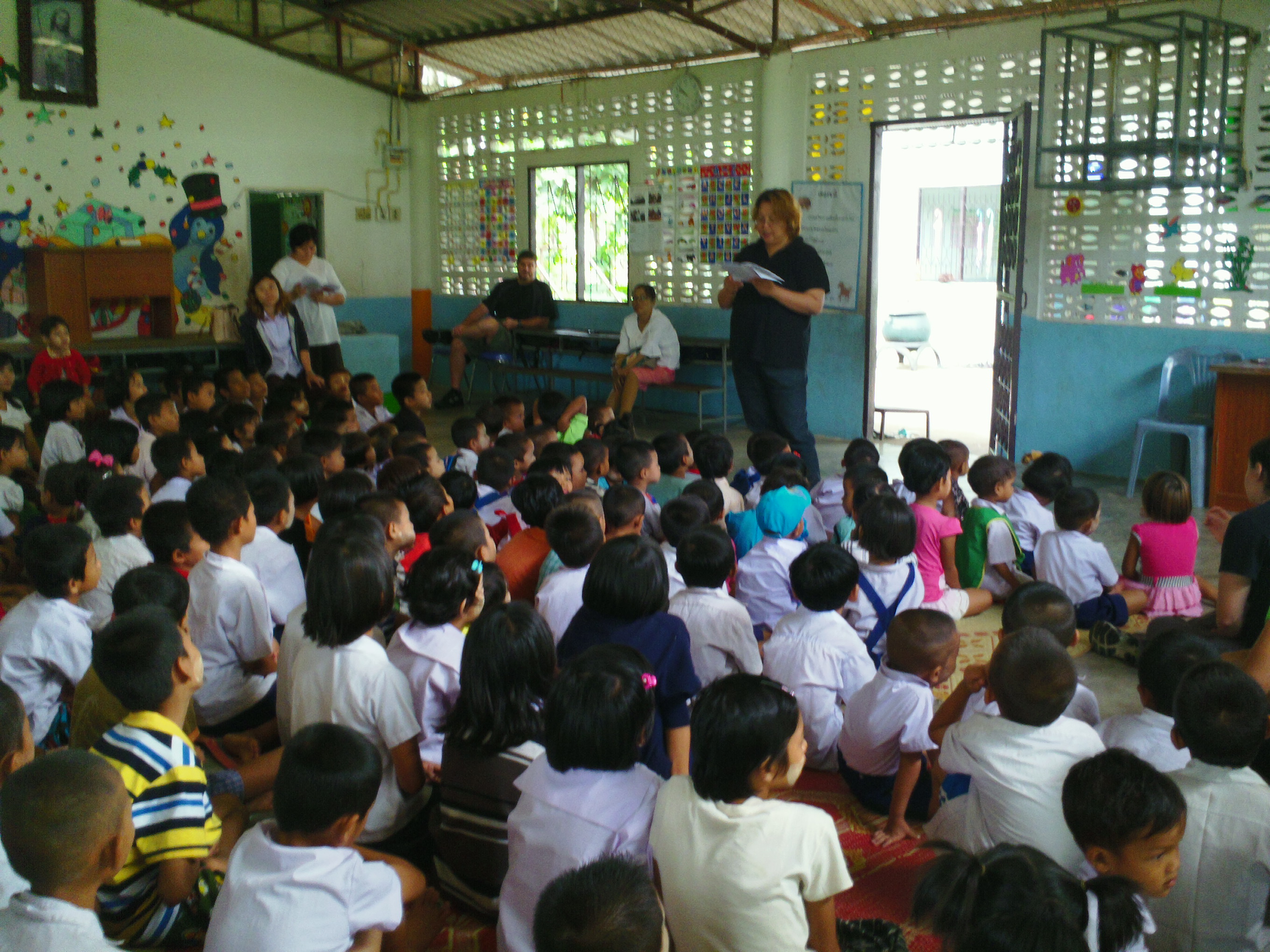 Children reading the Thai edition